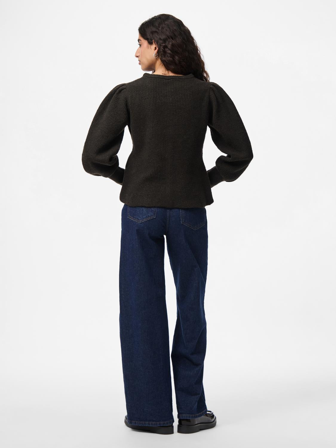model_shot-back